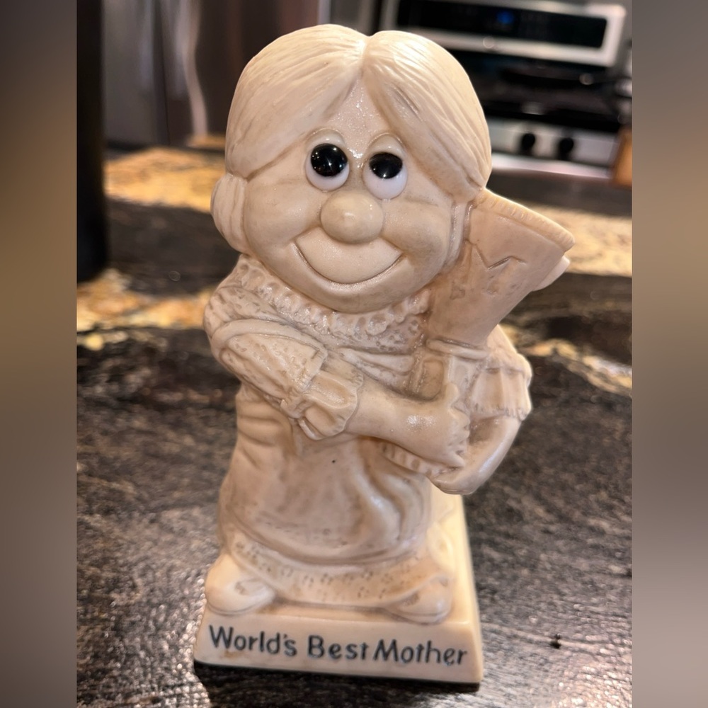 Vintage 1970 Russ & Wallace Berries “World’s Best Mom”Figure trophy retro mother